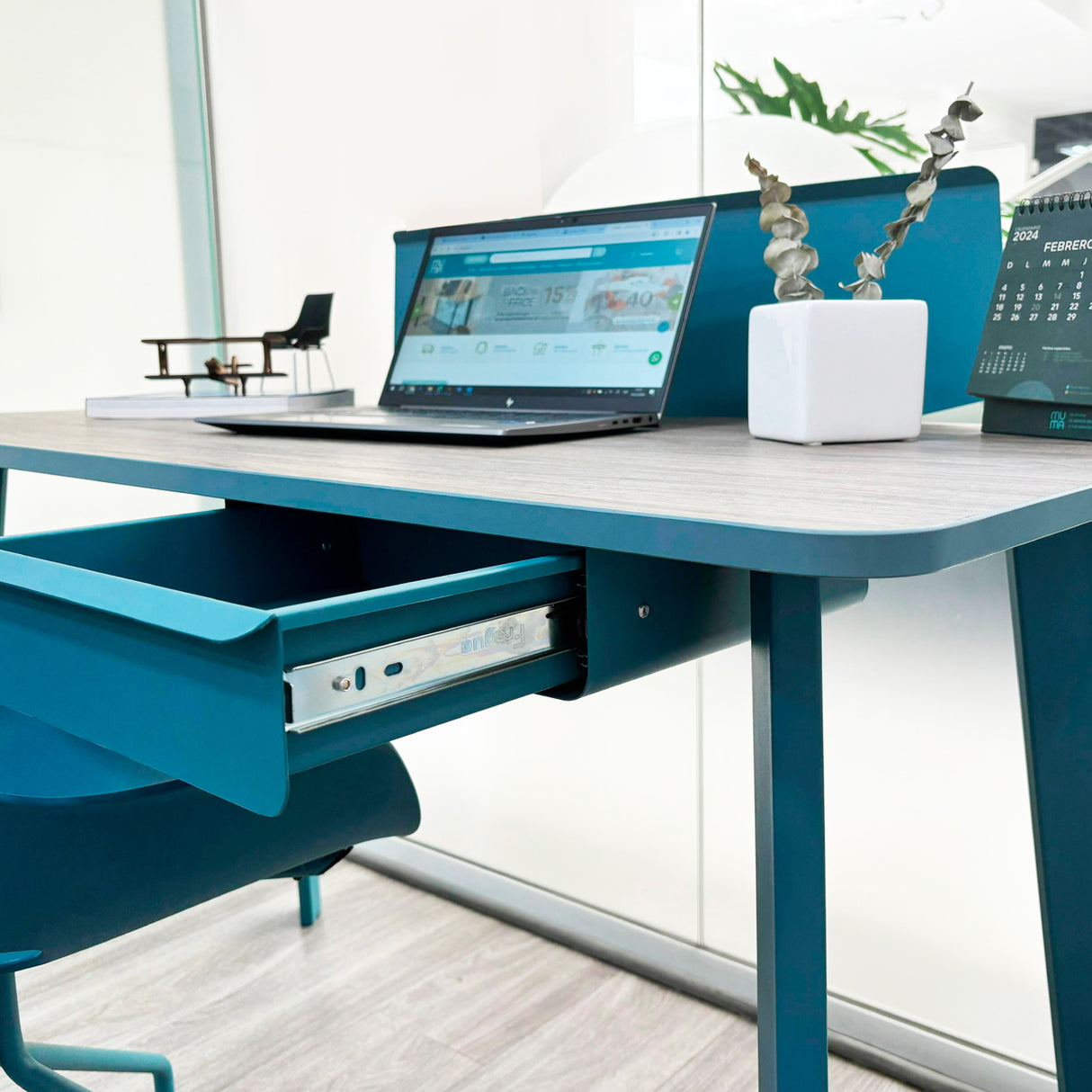 Escritorio Gemma Compacto Azul Pastel 120x73cm Estructura Metálica - ESCRITORIOS | Bylmo