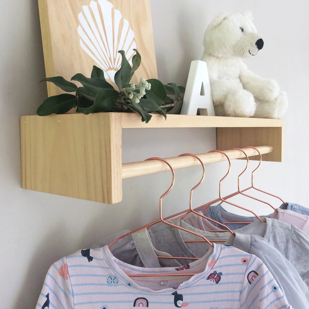 Repisa Pesaro de Pino 60x10 cm con Sistema de Fijación Invisible - Repisas y Percheros | Bylmo