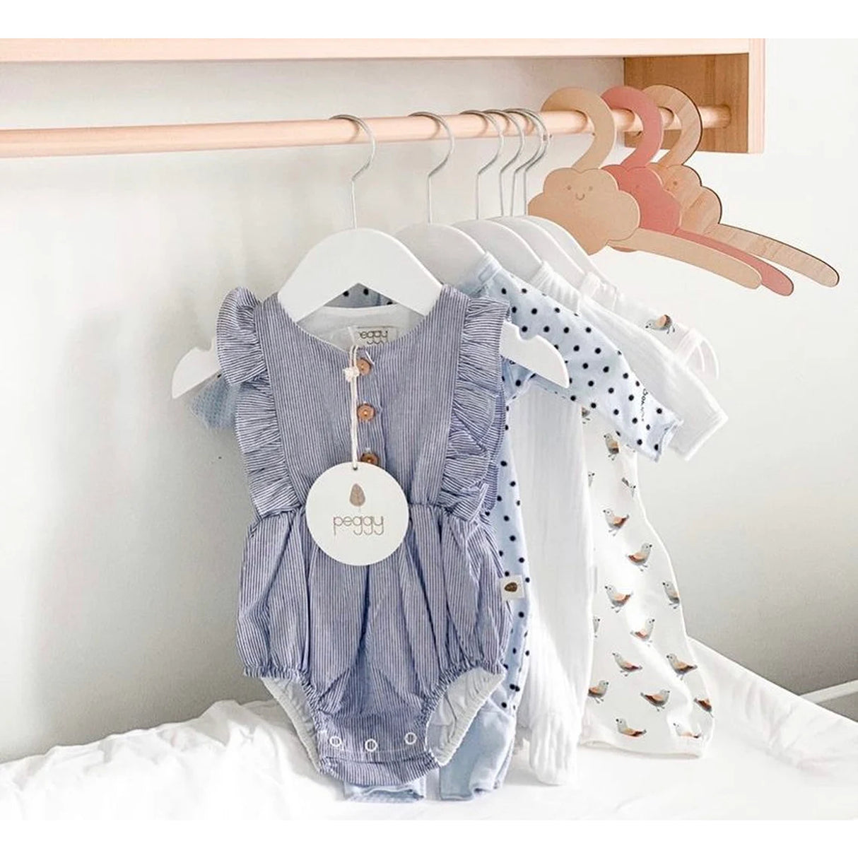 Repisa Pesaro de Pino 60x10 cm con Sistema de Fijación Invisible - Repisas y Percheros | Bylmo