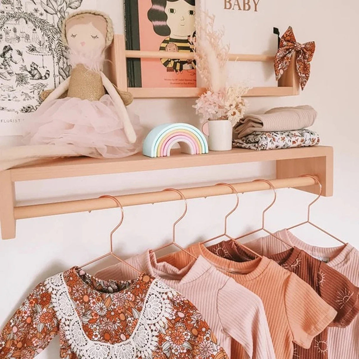 Repisa Pesaro de Pino 60x10 cm con Sistema de Fijación Invisible - Repisas y Percheros | Bylmo