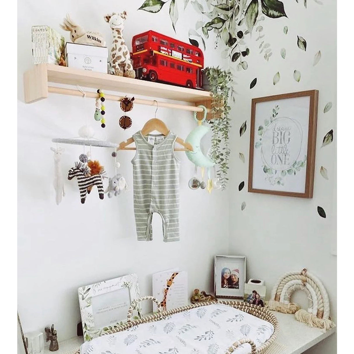 Repisa Pesaro de Pino 60x10 cm con Sistema de Fijación Invisible - Repisas y Percheros | Bylmo