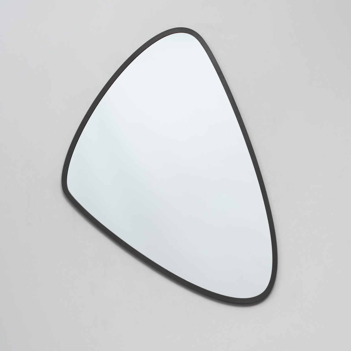 Espejo Visee Asimétrico Negro 60x80cm con Marco en Madera - Espejos Decorativos | Bylmo