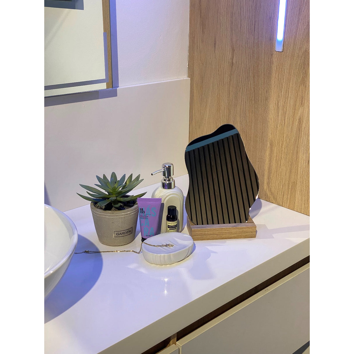 Espejo April 25x18cm Asimétrico Con Base En Madera - Espejos Decorativos | Bylmo