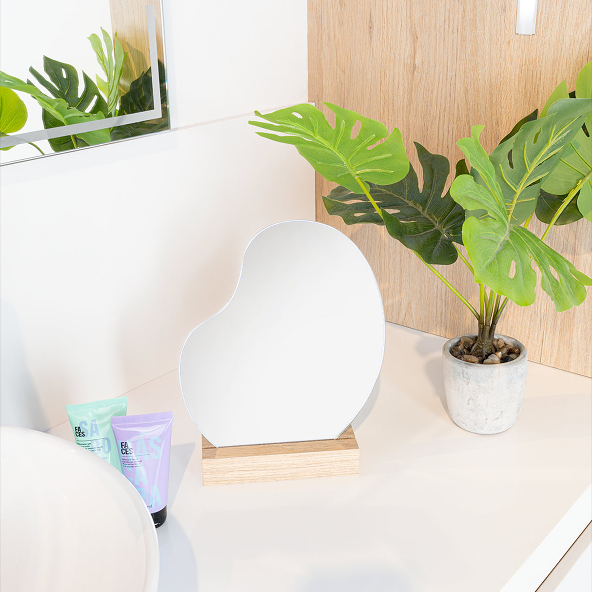 Espejo Bean 25x21cm Asimétrico Con Base En Madera - Espejos Decorativos | Bylmo