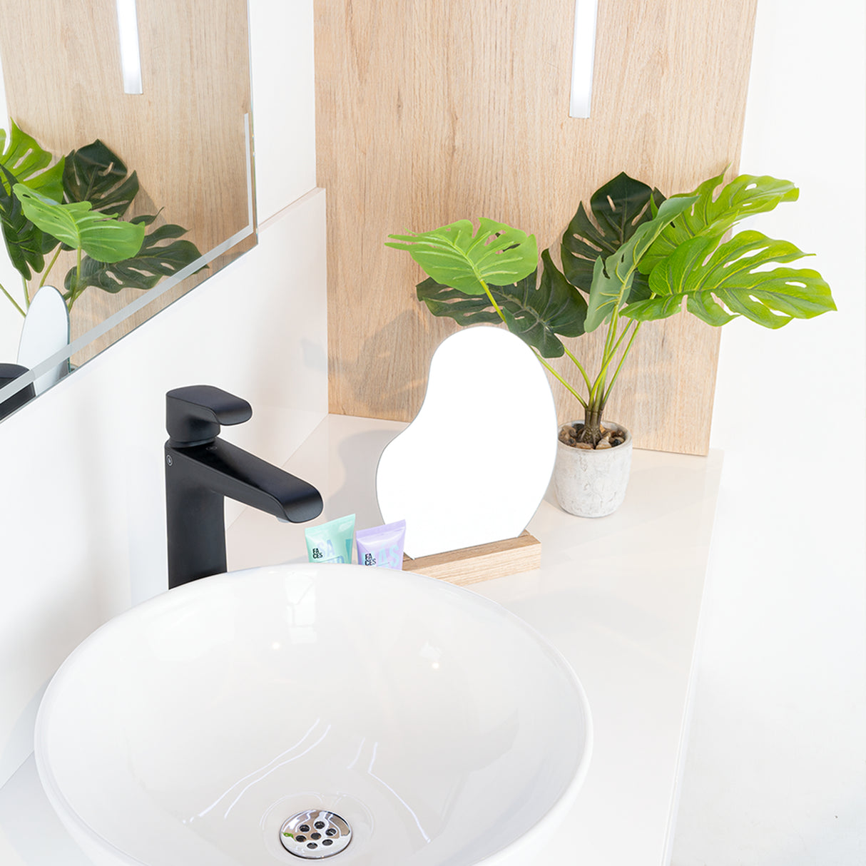 Espejo Bean 25x21cm Asimétrico Con Base En Madera - Espejos Decorativos | Bylmo