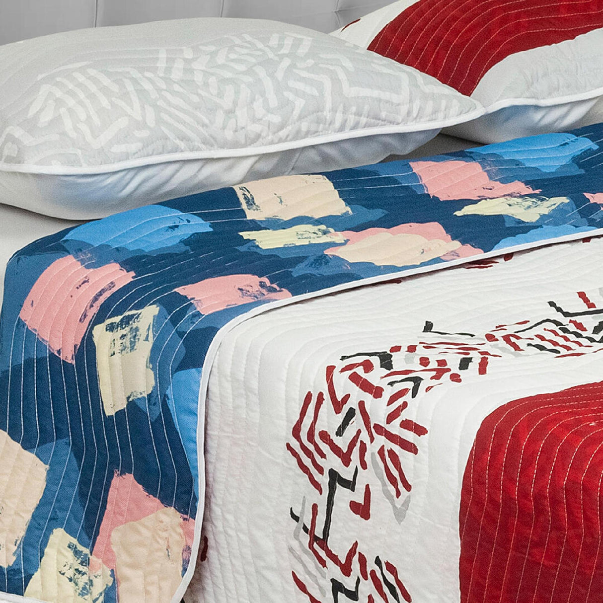 Cubrelecho Español Ambete Gris y Rojo de Líneas Étnicas Para Cama Semidoble 120 X 190 Cm - Tendidos y Cubrelechos | Bylmo