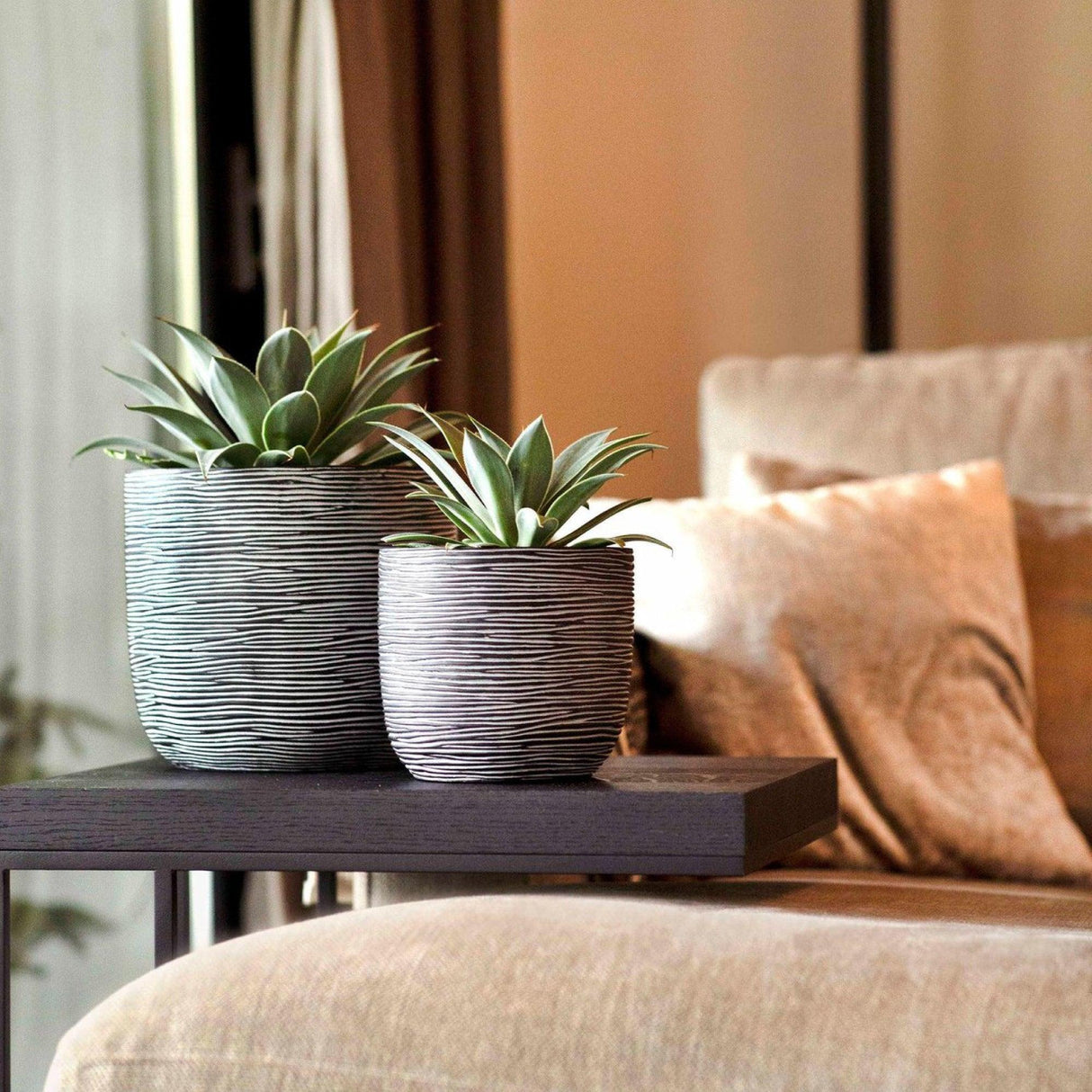 Matera Conic Round Rib Negro 14x12cm Cónica De Escritorio - Materas y Macetas | Bylmo