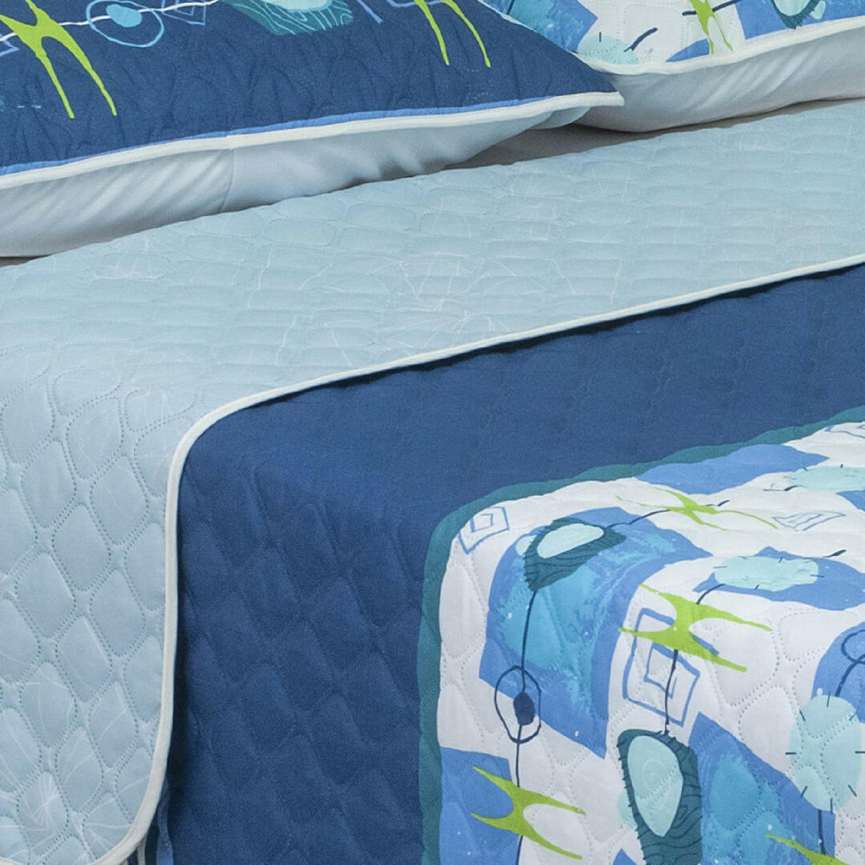 Cubrelecho Doble Faz Convex Azul y Blanco Para Cama King 200 X 200 Cm de Símbolos Espaciales - Tendidos y Cubrelechos | Bylmo