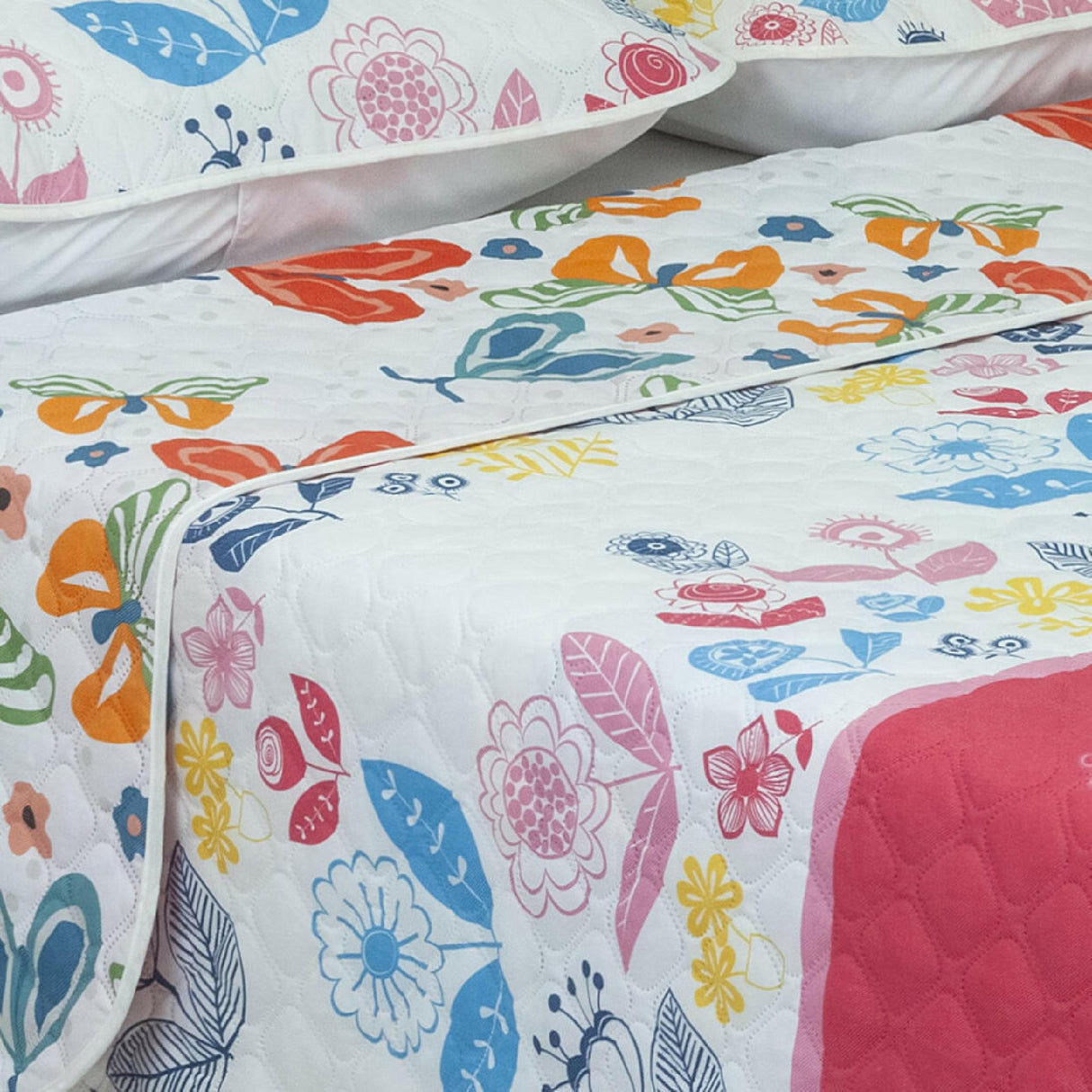 Cubrelecho Doble Faz Convex Blanco y Rosado Para Cama King 200 X 200 Cm de Flores - Tendidos y Cubrelechos | Bylmo