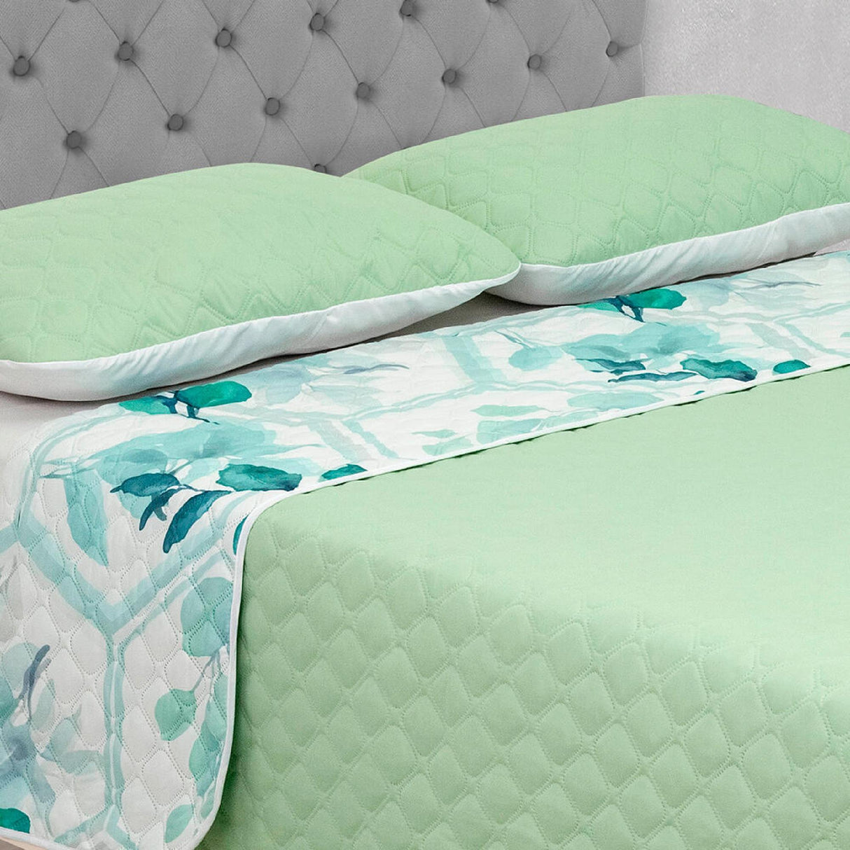Cubrelecho Doble Faz Barcelona Verde Claro Para Cama Doble 140 X 190 Cm de Flores - Tendidos y Cubrelechos | Bylmo