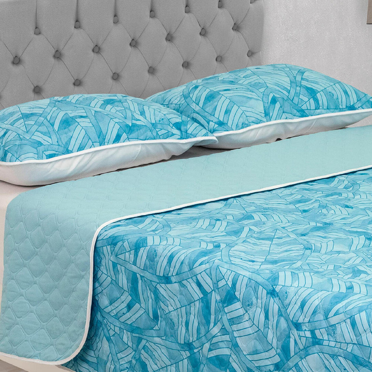 Cubrelecho Doble Faz Barcelona Azul Claro Para Cama Doble 140 X 190 Cm de Hojas - Tendidos y Cubrelechos | Bylmo