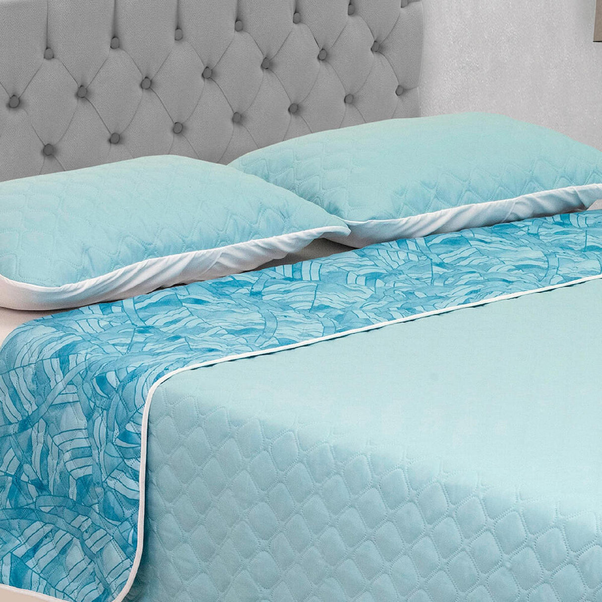 Cubrelecho Doble Faz Barcelona Azul Claro Para Cama Doble 140 X 190 Cm de Hojas - Tendidos y Cubrelechos | Bylmo