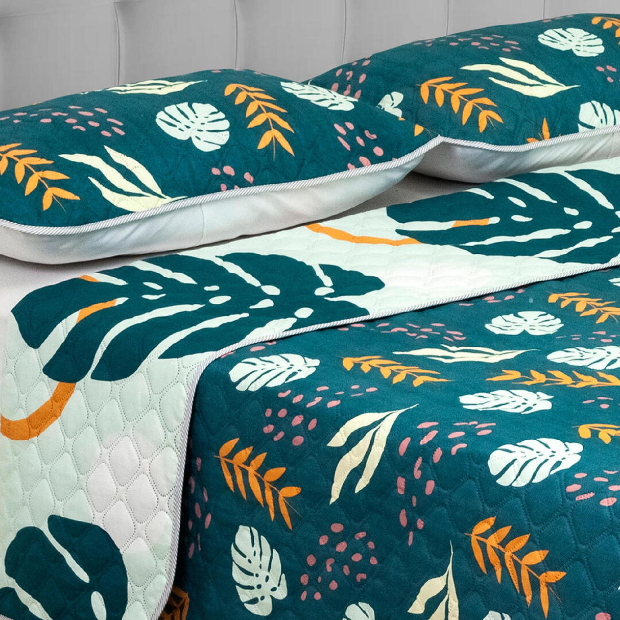 Cubrelecho Doble Faz Style Verde Militar y Menta Para Cama Doble 140 X 190 Cm de Hojas Con Círculos - Tendidos y Cubrelechos | Bylmo