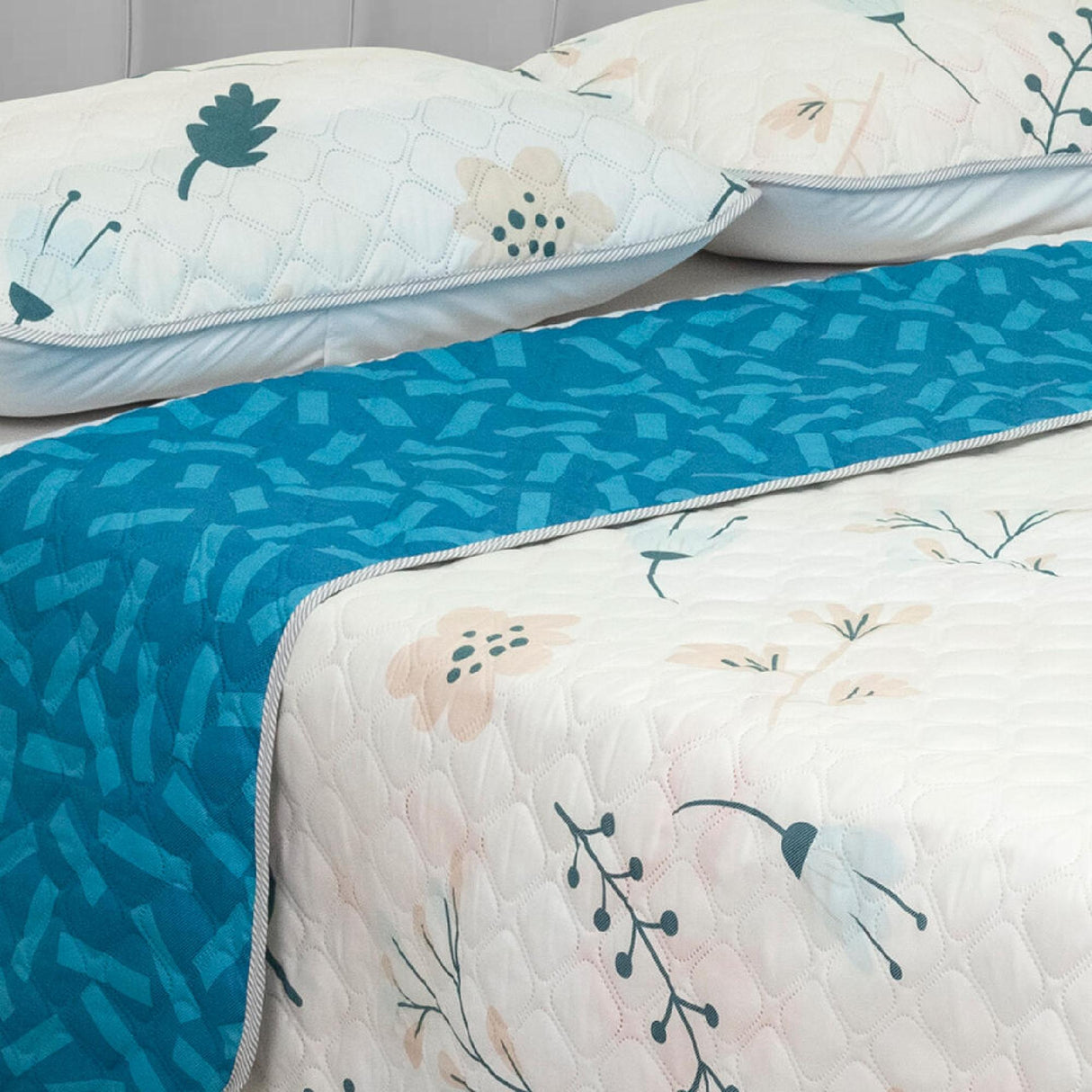 Cubrelecho Doble Faz Convex Camel y Azul Para Cama Doble 140 X 190 Cm de Líneas - Tendidos y Cubrelechos | Bylmo