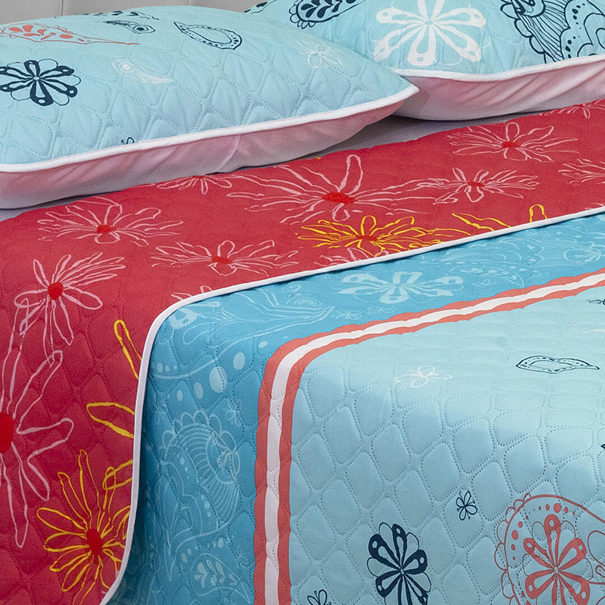 Cubrelecho Termosellado Coral y Blanco 140x190cm Doble Faz de Flores - TENDIDOS Y CUBRELECHOS | Bylmo