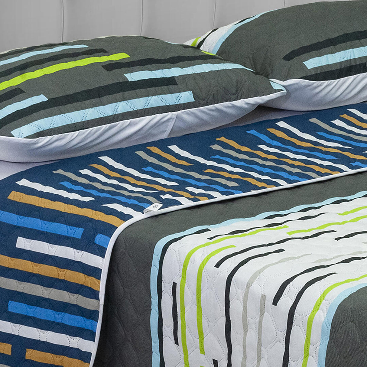 Cubrelecho Termosellado Azul Oscuro 140x190cm Doble Faz de Hexagonos - TENDIDOS Y CUBRELECHOS | Bylmo