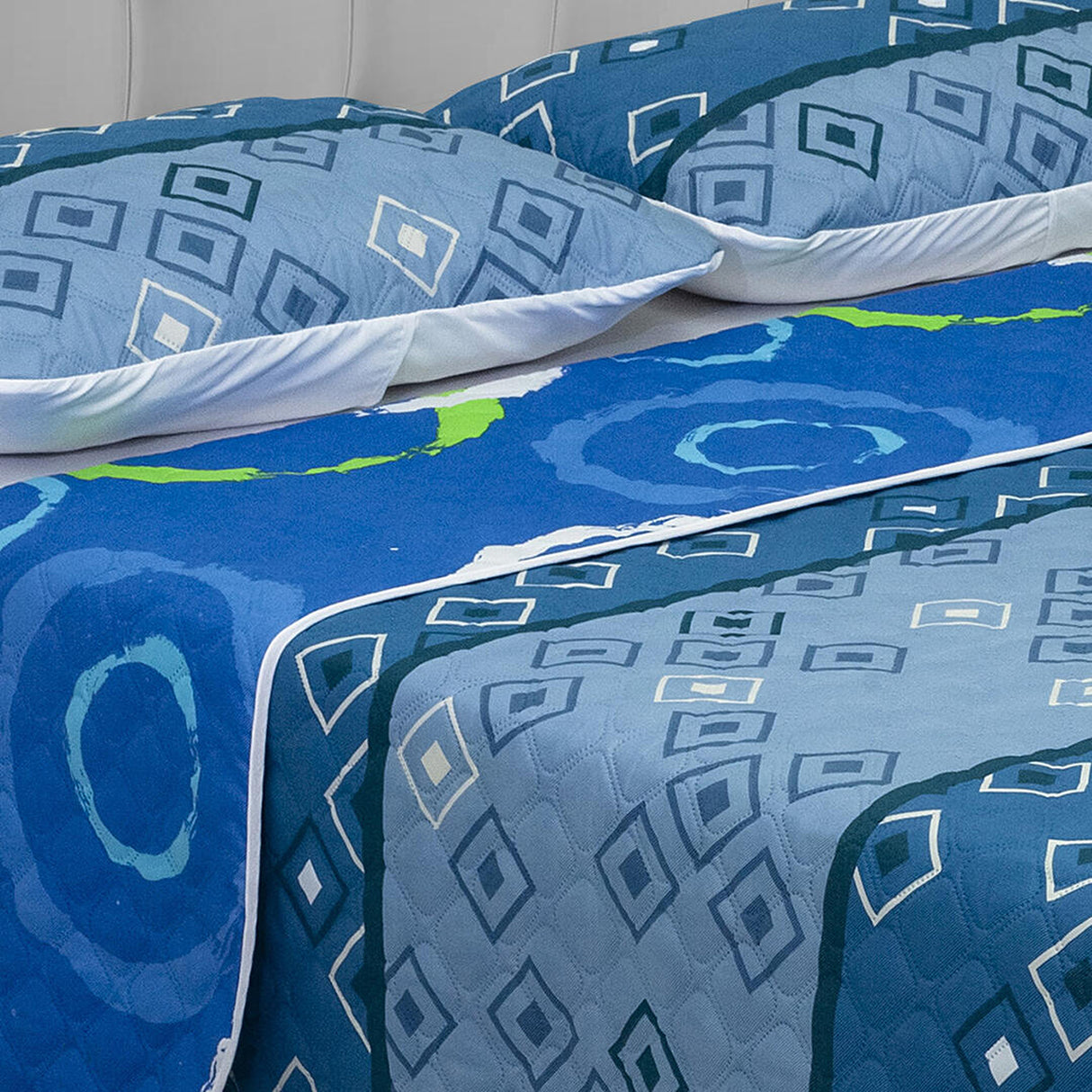 Cubrelecho Termosellado Azul 140x190cm Doble Faz de Circulos - TENDIDOS Y CUBRELECHOS | Bylmo