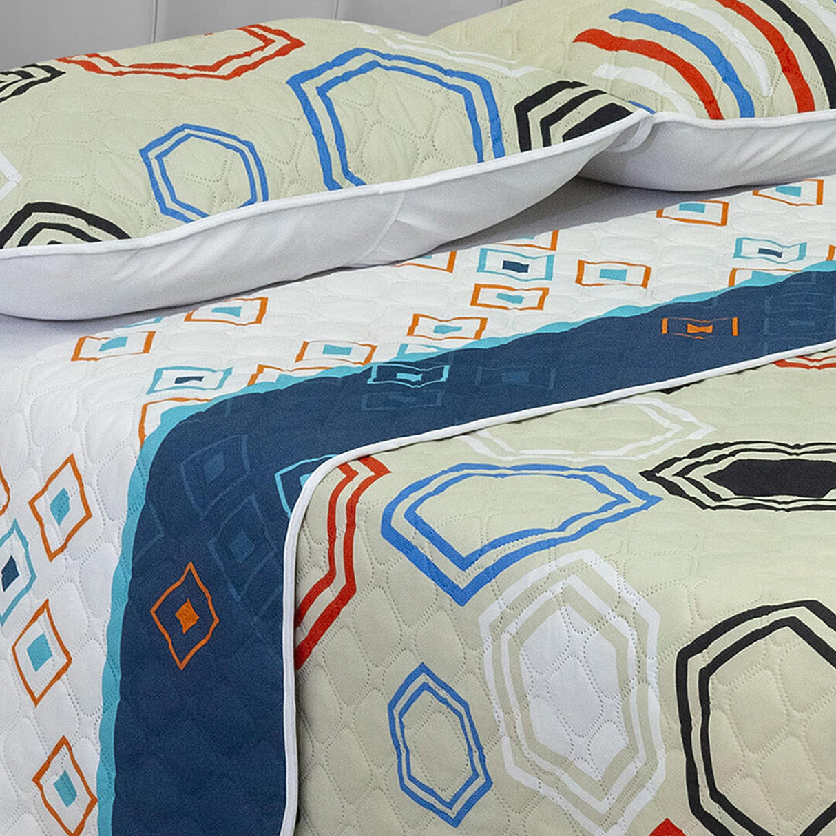 Cubrelecho Termosellado Blanco Hueso 140x190cm Doble Faz de Hexagonos - TENDIDOS Y CUBRELECHOS | Bylmo