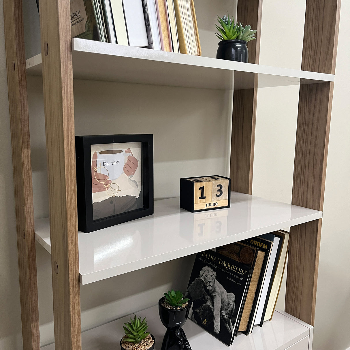 Estantería Rectangular Match Roble y Off White 63x166cm Con Cinco Entrepaños - BIBLIOTECAS Y ESTANTERIAS | Bylmo