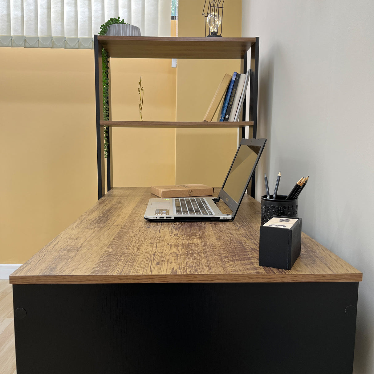 Escritorio con Biblioteca Match Pino y Negro 120x134cm con Tres Repisas - ESCRITORIOS | Bylmo