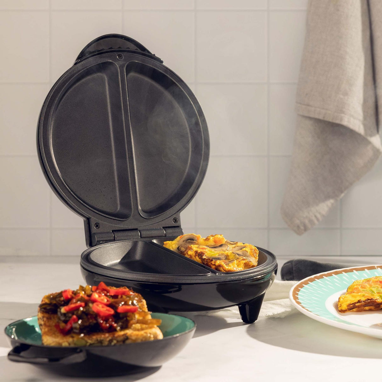 Omeletera Negro 18x10cm de Dos Puestos Triangular - SANDUCHERAS Y WAFLERAS | Bylmo