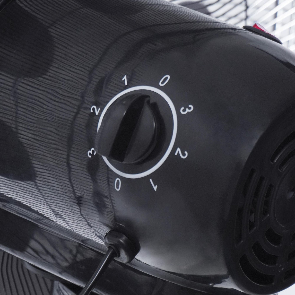 Ventilador de Piso MaxiFlow Elite Negro 48.5x130cm de Tres Velocidades con Oscilación - VENTILADORES | Bylmo