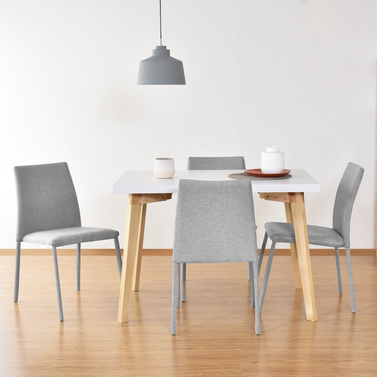 Combo Comedor Rectangular Ginebra Plata y Matiz Natural 110x76cm De Cuatro Puestos con Cuatro Sillas - COMEDORES | Bylmo