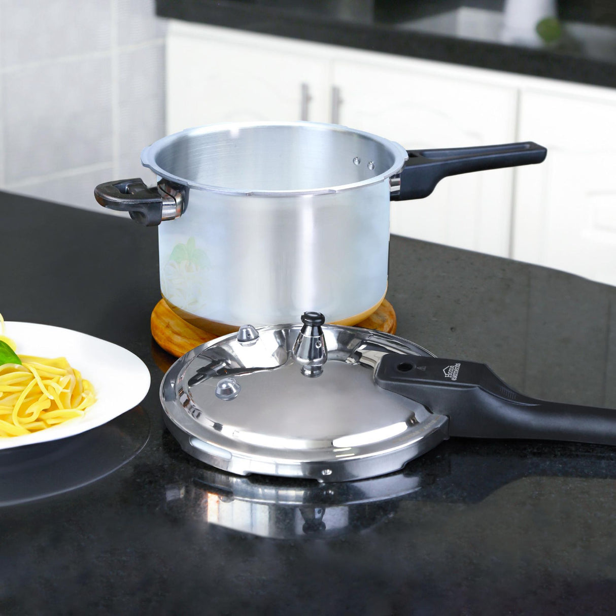 Olla de Presión Plateado y Negro 30.4x26.5cm De 11 Litros Apta para Inducción con Mango de Baquelita - OLLAS Y SARTENES | Bylmo