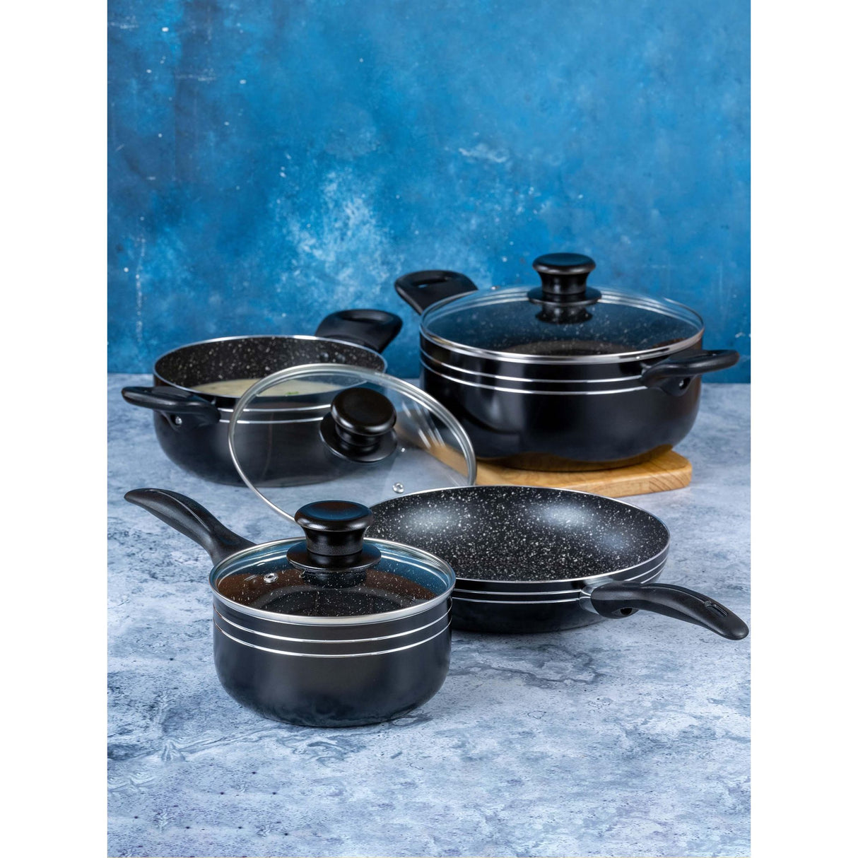 Batería de Cocina Siete Piezas Negro 24x8.2cm De 3.6 Litros Apta para Inducción con Mango de Baquelita - OLLAS Y SARTENES | Bylmo