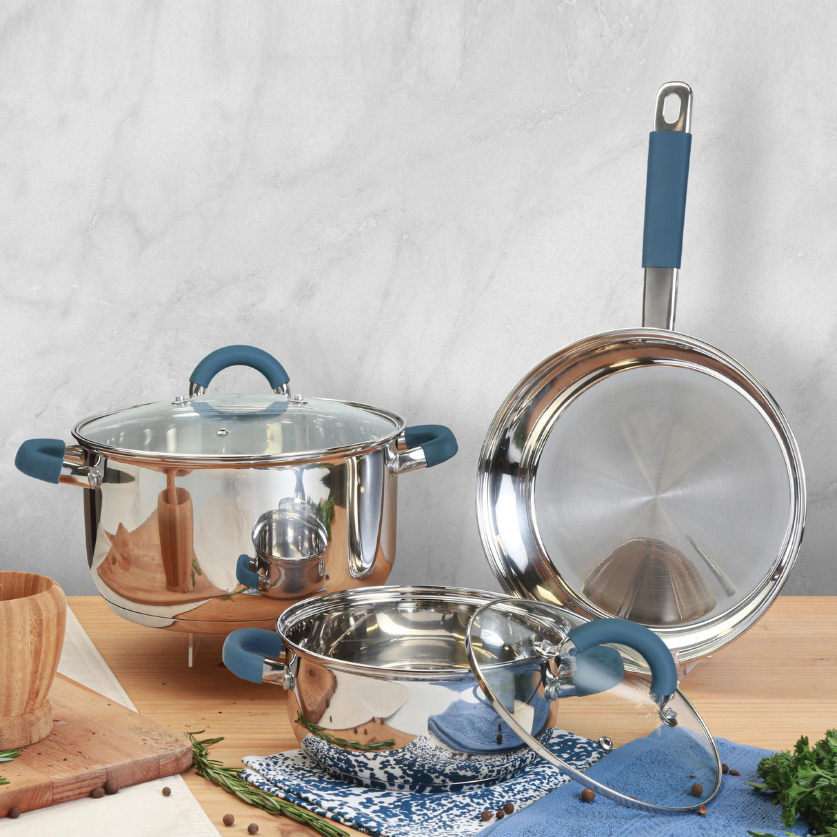 Batería de Cocina Cinco Piezas Plateado y Azul 24x6.2cm De 3.5 Litros Apta para Inducción con Mango de Silicona - OLLAS Y SARTENES | Bylmo