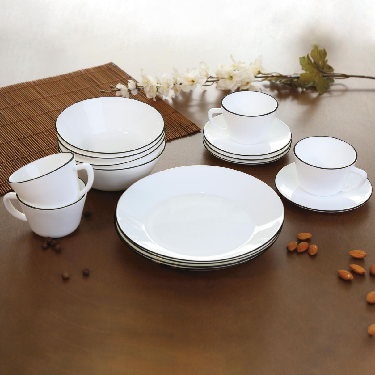 Juego de Vajillas de 16 Piezas Vitrocerámica Blanco y Negro 24x2.5cm para Cuatro Puestos con Acabado Brillante - VAJILLA | Bylmo