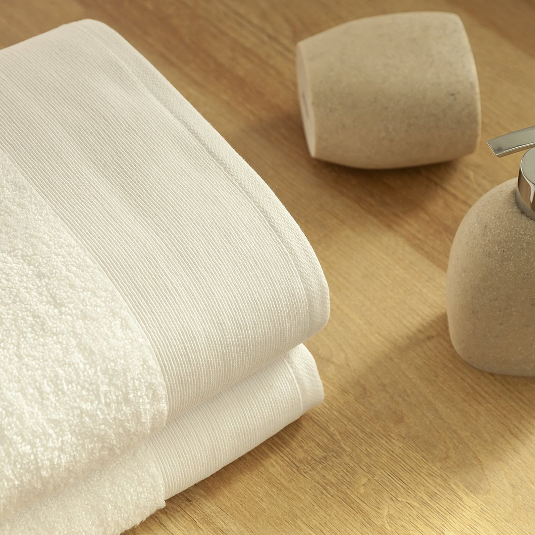 Toalla de Cuerpo Modha Blanco 70x140cm Fondo Entero - TOALLAS | Bylmo