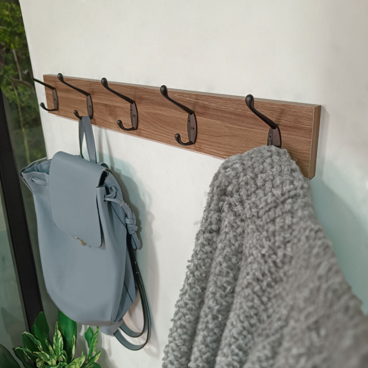 Perchero Bellota 60x8cm de Pared con Cinco Ganchos - PERCHEROS | Bylmo