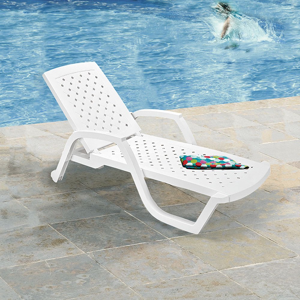 Cama Asoleadora Rimax Arrecife Blanco 69x46.7cm con Apoya Brazos y con Espaldar - SILLAS DE EXTERIOR | Bylmo