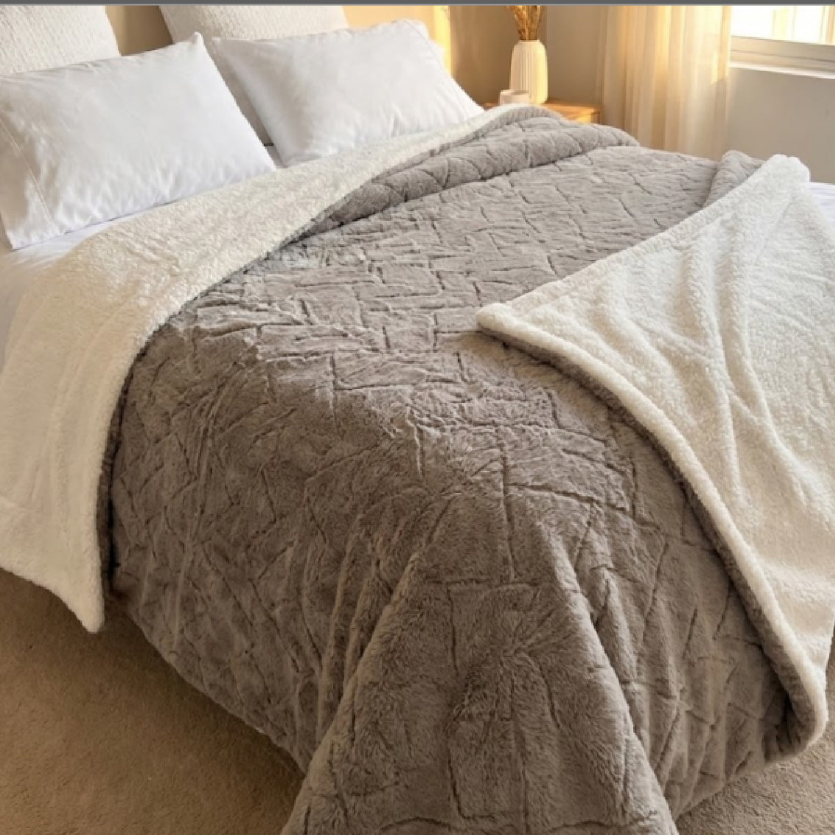 Cobija Ovejera Mellow Home Gris 200x230cm Extrasuave de Lineas Verticales - COBIJAS Y MANTAS | Bylmo