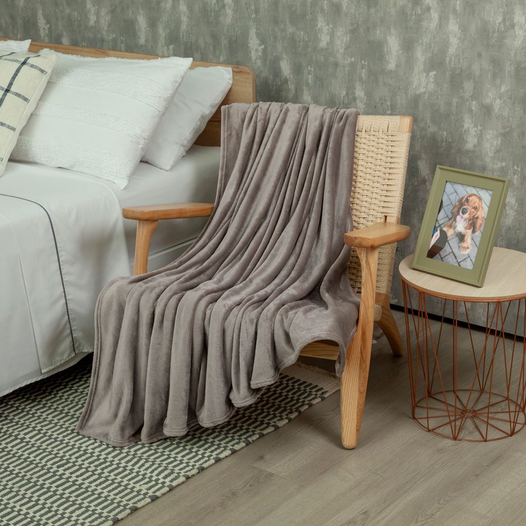 Cobija Piel de Durazno Gris Oscuro 180x200cm Fondo Entero - COBIJAS Y MANTAS | Bylmo