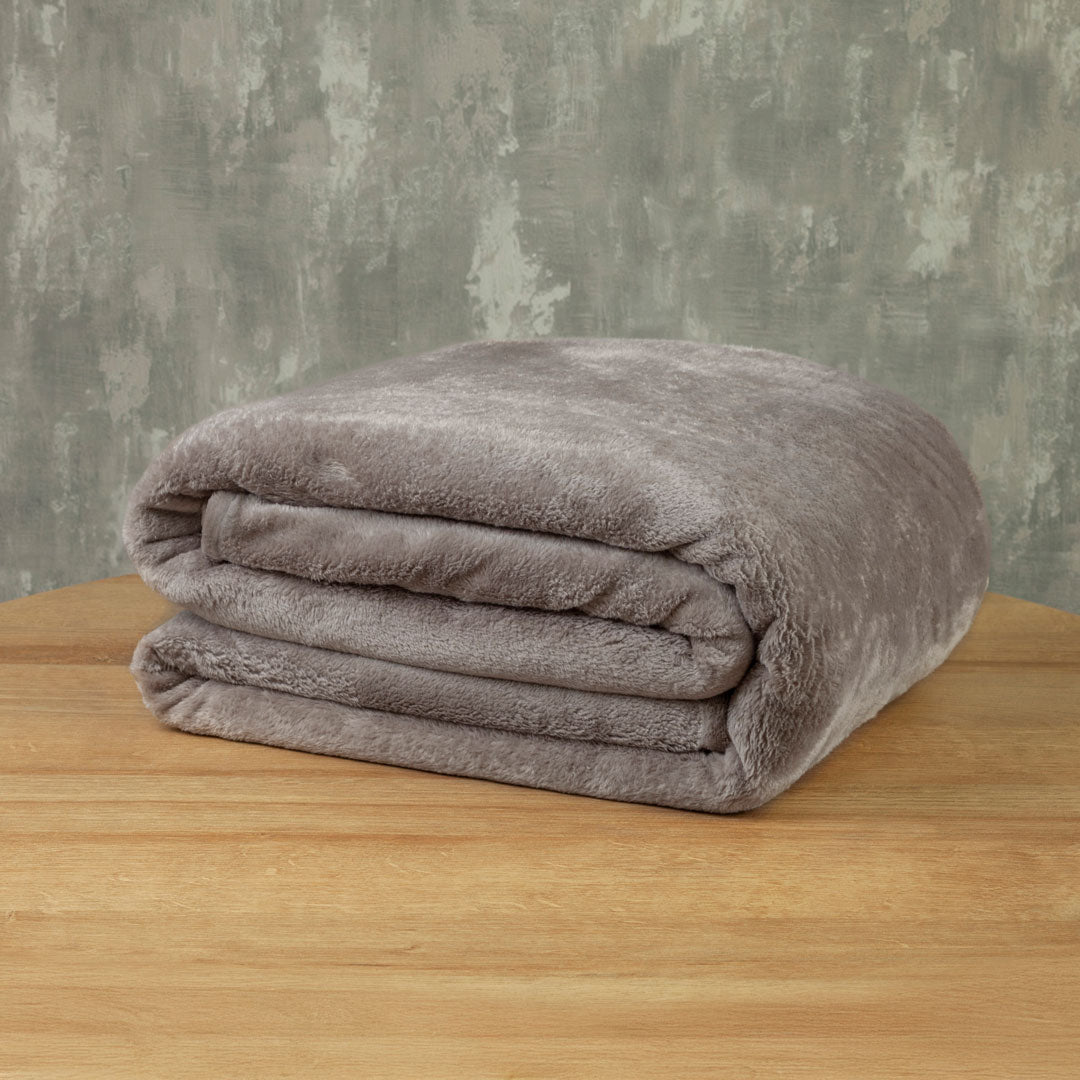 Cobija Piel de Durazno Gris Oscuro 180x200cm Fondo Entero - COBIJAS Y MANTAS | Bylmo