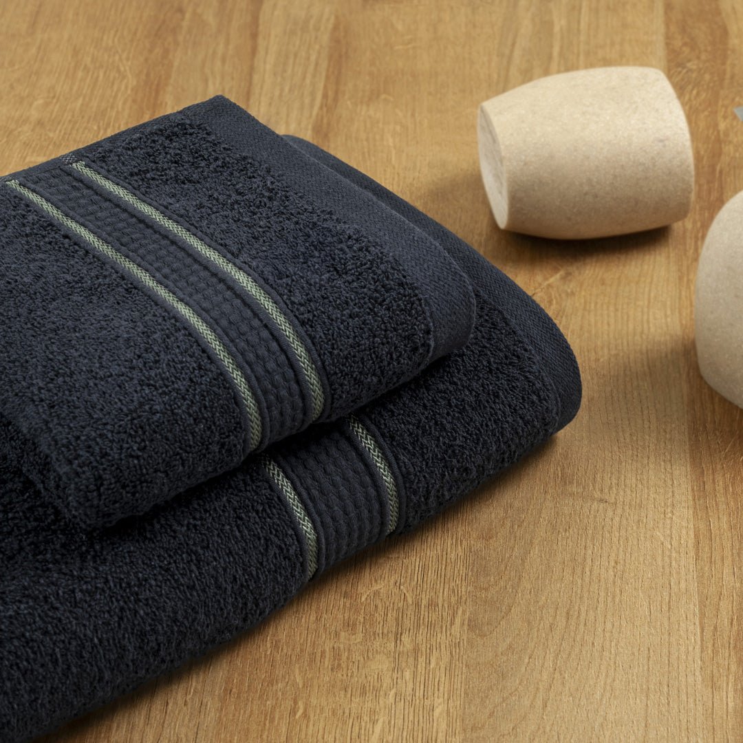 Toalla de Cuerpo Senda Negro Caviar 70x140cm Fondo Entero Extrasuave - TOALLAS | Bylmo