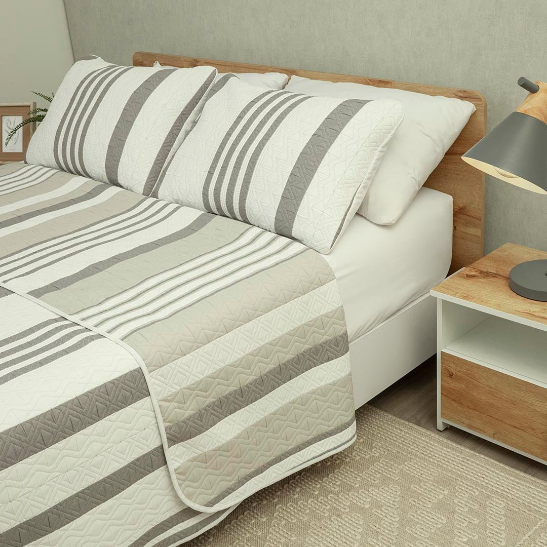 Cubrelecho Doble Faz Trama Gris y Beige para Cama Queen 160 X 190 Cm Prensado de Lineas - TENDIDOS Y CUBRELECHOS | Bylmo