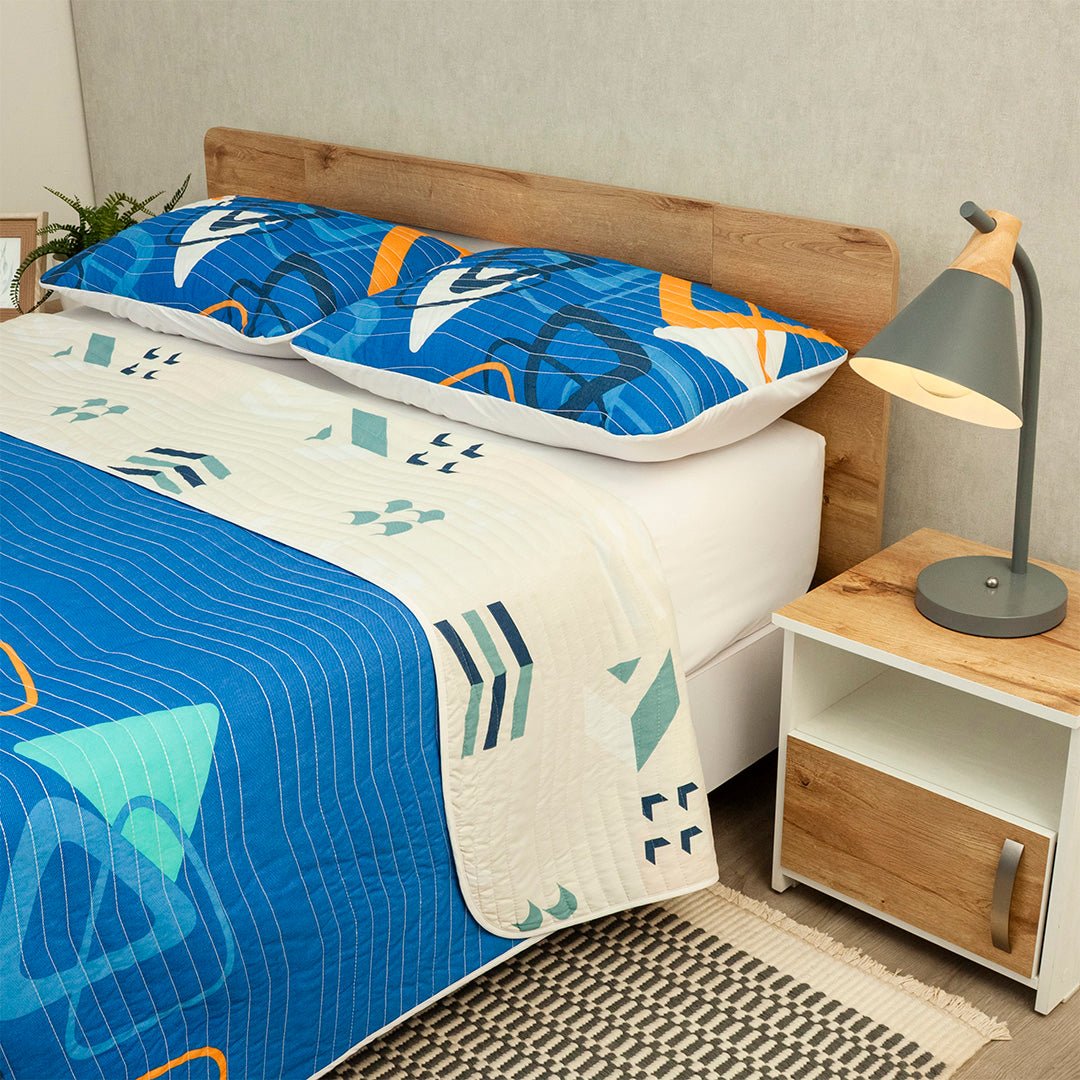 Cubrelecho Doble Faz Vórtice Cromático Azul y Blanco para Cama Semidoble 120 X 190 Cm Prensado de Triangulos - TENDIDOS Y CUBRELECHOS | Bylmo