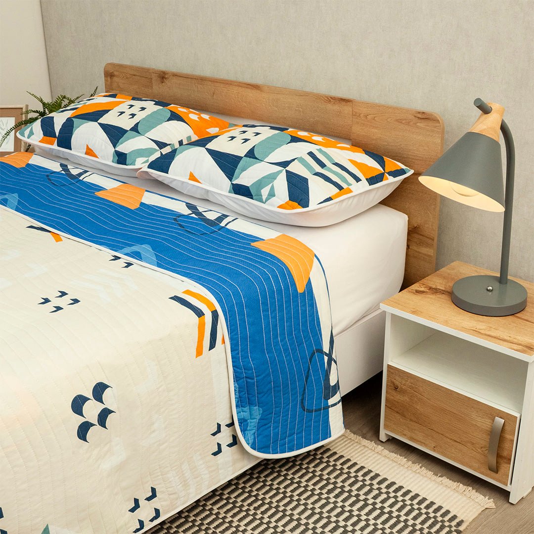Cubrelecho Doble Faz Vórtice Cromático Azul y Blanco para Cama Semidoble 120 X 190 Cm Prensado de Triangulos - TENDIDOS Y CUBRELECHOS | Bylmo