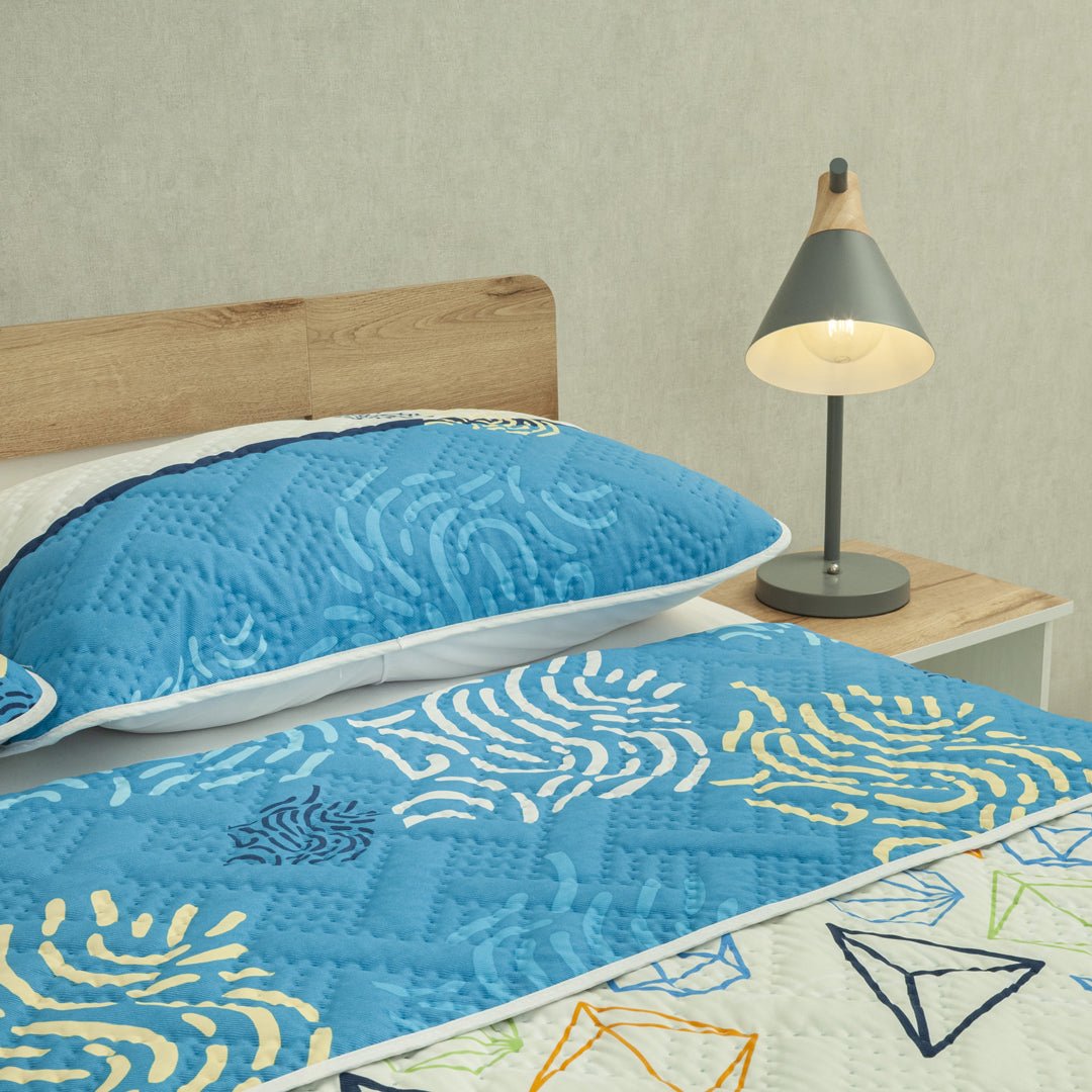 Cubrelecho Doble Faz Versos Cruzados Blanco y Azul para Cama Doble 140 X 190 Cm Prensado de Lineas Ondulantes - TENDIDOS Y CUBRELECHOS | Bylmo