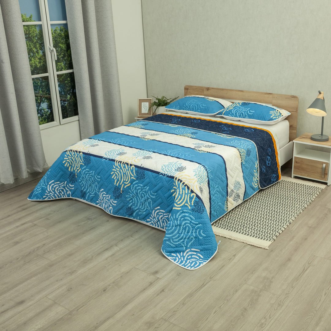 Cubrelecho Doble Faz Versos Cruzados Blanco y Azul para Cama Doble 140 X 190 Cm Prensado de Lineas Ondulantes - TENDIDOS Y CUBRELECHOS | Bylmo