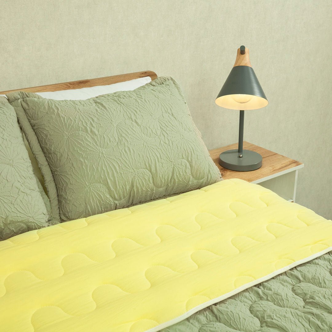 Cubrelecho Flora Café Grisáceo y Amarillo para Cama Doble 140 X 190 Cm Fondo Entero - TENDIDOS Y CUBRELECHOS | Bylmo