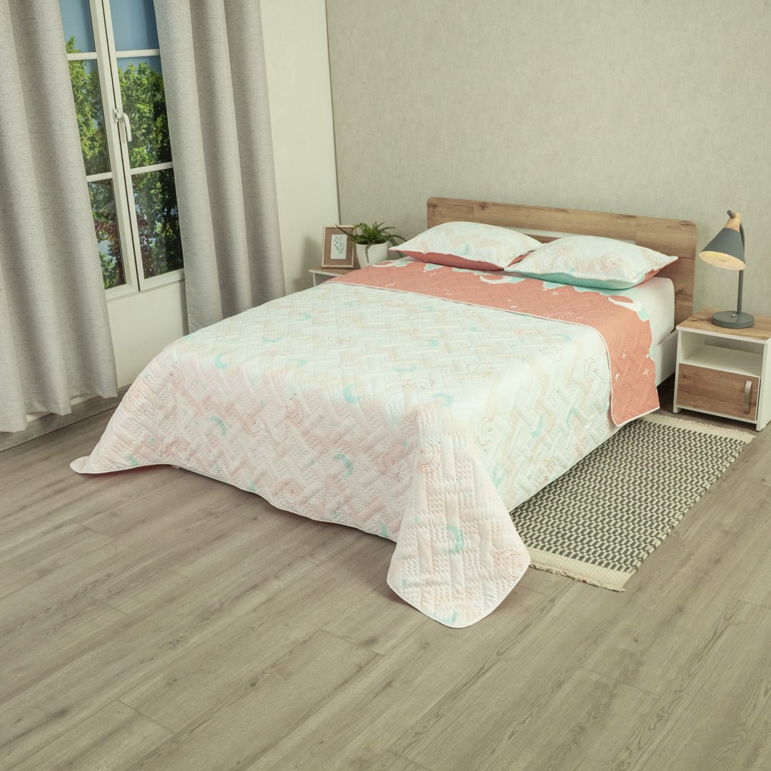 Cubrelecho Doble Faz Style Sueño Lunar Rosado Claro y Naranja Claro para Cama Queen 160 X 190 Cm de Lunas - TENDIDOS Y CUBRELECHOS | Bylmo