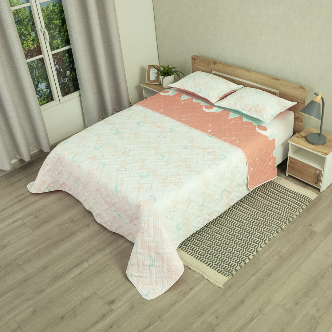 Cubrelecho Doble Faz Style Sueño Lunar Rosado Claro y Naranja Claro para Cama Queen 160 X 190 Cm de Lunas - TENDIDOS Y CUBRELECHOS | Bylmo