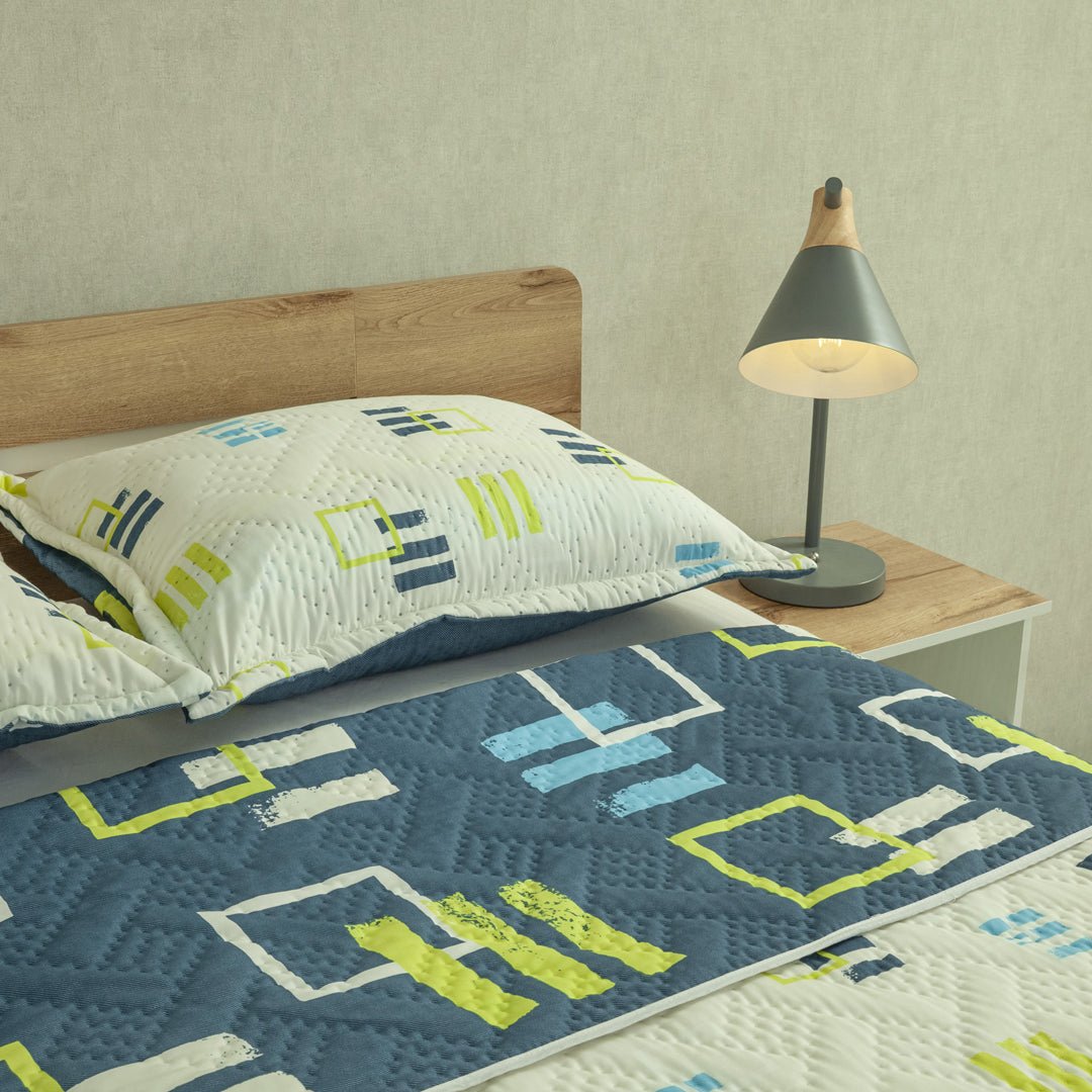 Cubrelecho Doble Faz Style Ritmo Metropolitano Blanco y Azul Oscuro para Cama Semidoble 120 X 190 Cm de Cuadrados Con Lineas - TENDIDOS Y CUBRELECHOS | Bylmo