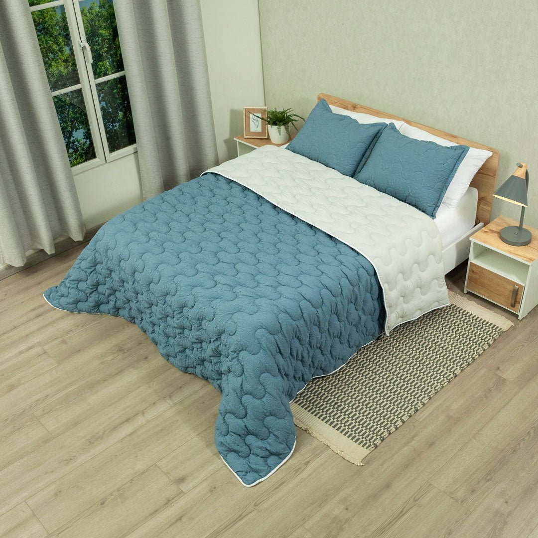 Cubrelecho Flora Azul y Blanco para Cama Queen 160 X 190 Cm Fondo Entero - TENDIDOS Y CUBRELECHOS | Bylmo