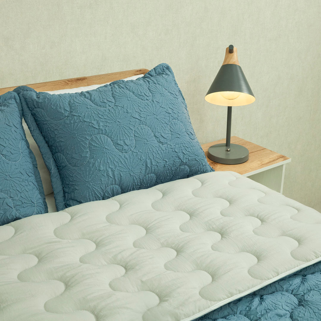 Cubrelecho Flora Azul y Blanco para Cama Queen 160 X 190 Cm Fondo Entero - TENDIDOS Y CUBRELECHOS | Bylmo