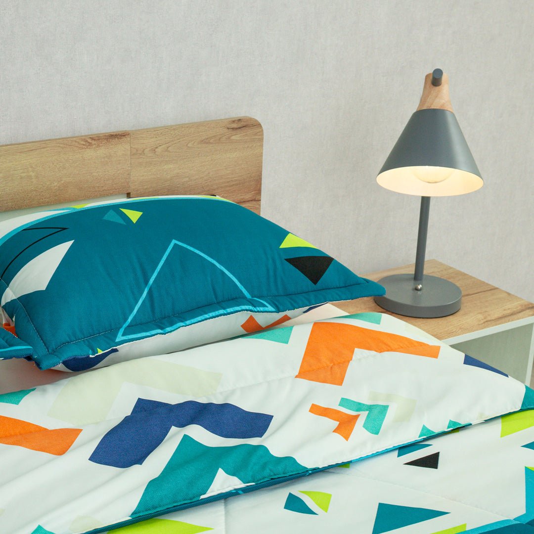 Cubrelecho Semi Acolchado Pulse Moderno Blanco y Azul Oscuro para Cama Doble 140 X 190 Cm de Triangulos - TENDIDOS Y CUBRELECHOS | Bylmo